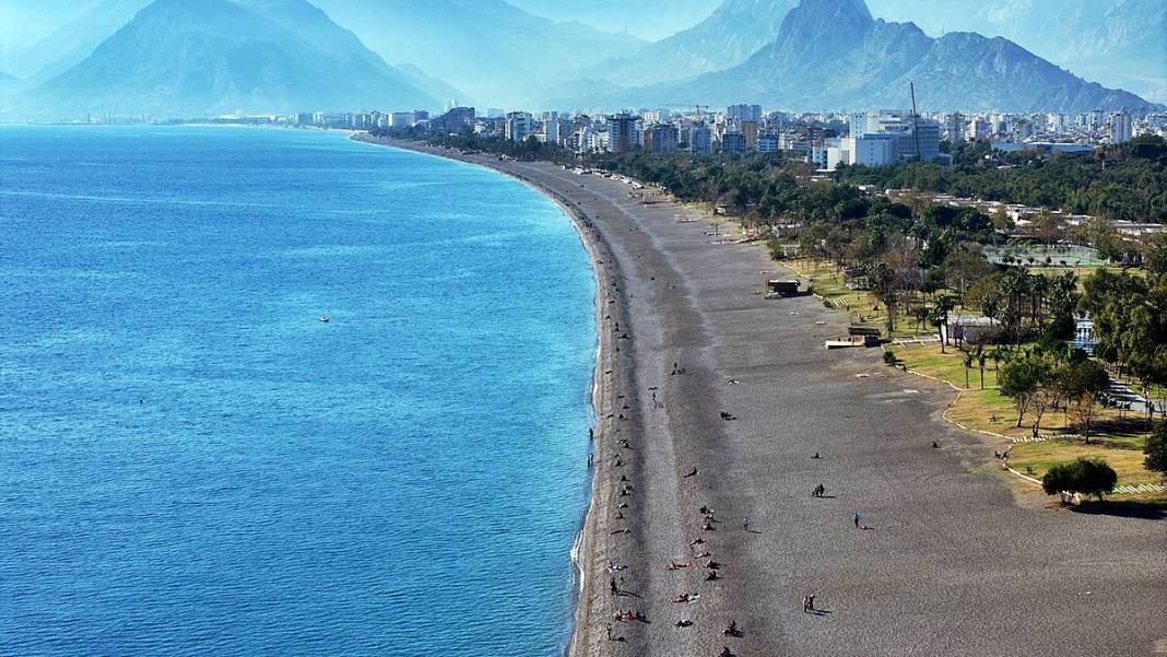 O kent iki mevsimi aynı anda yaşadı: Bir yanda kar, diğer yanda deniz keyfi! Dağ, tepe, sahil, deniz doldu taştı 6